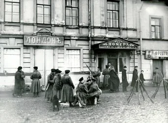 Milizionäre in einer Straße in St. Petersburg, 17. Oktober 1905